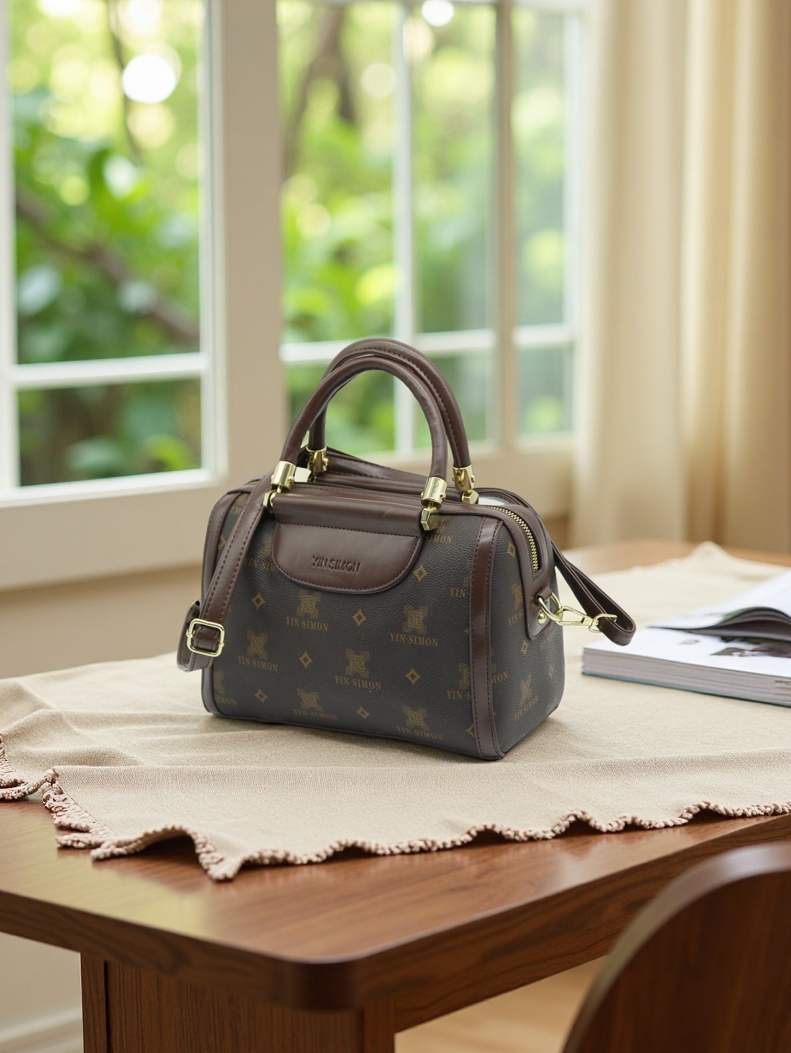 حقيبة يد YIN SIMON من جلد البولي يوريثان المزخرفة بشعار الشركة - حقيبة يد فاخرة باللون البني للنساء مع أجزاء معدنية ذهبية