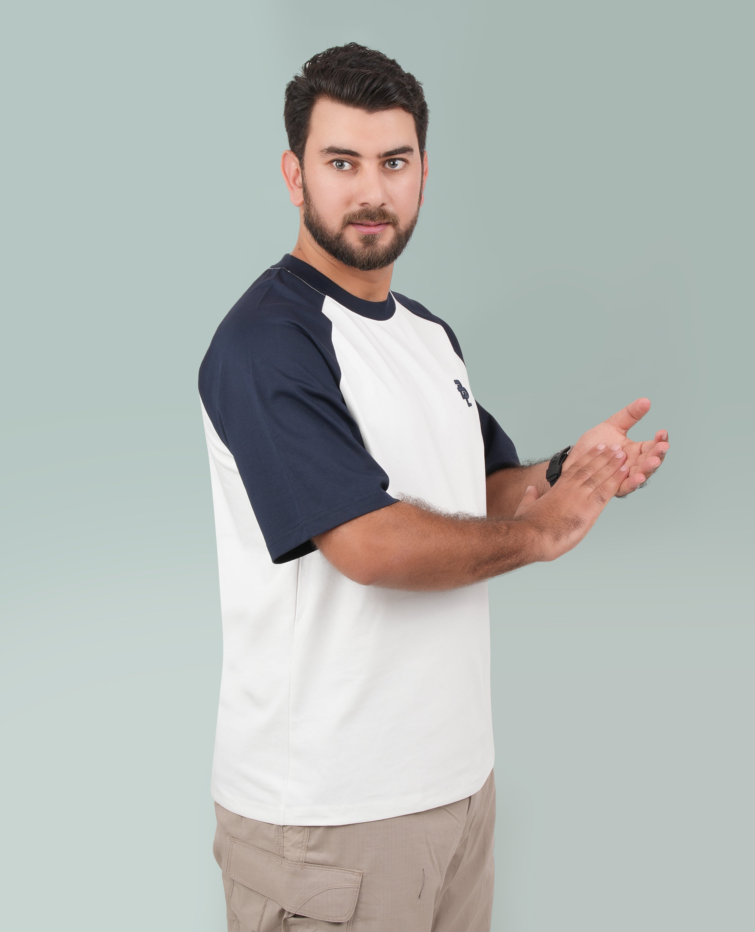 Men’s Two-Tone Minimal T-Shirt – Contrast Sleeves & Neckline.