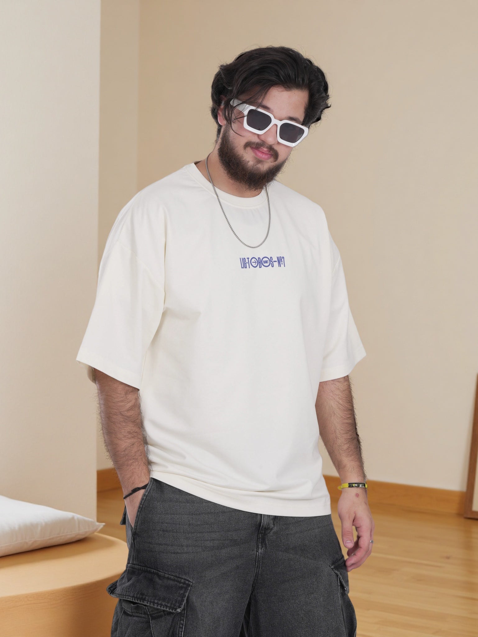 قميص رجالي كبير الحجم برسومات مطبوعة بالكامل من الخلف، تصميم أمامي بسيط