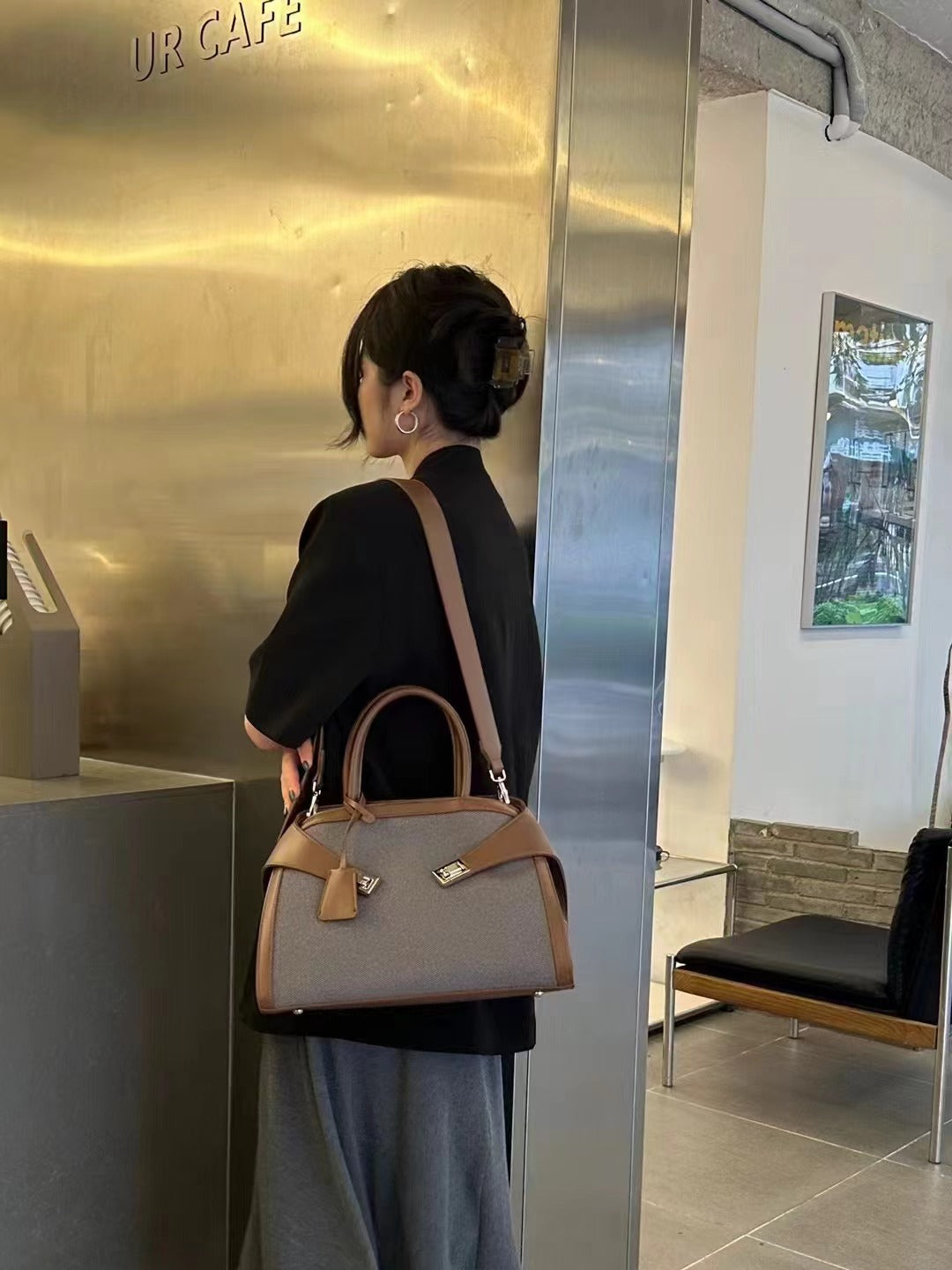 حقيبة كتف نسائية ثنائية اللون بمقبض علوي