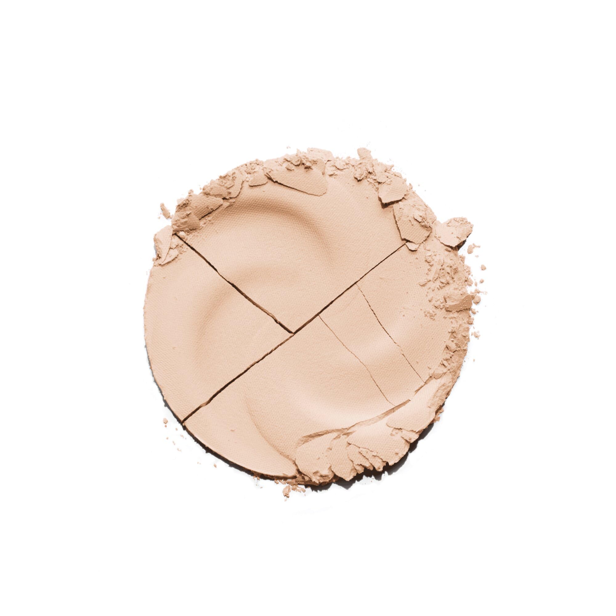 Essence Mattifying compact powder with a silky-smooth texture and a natural finish