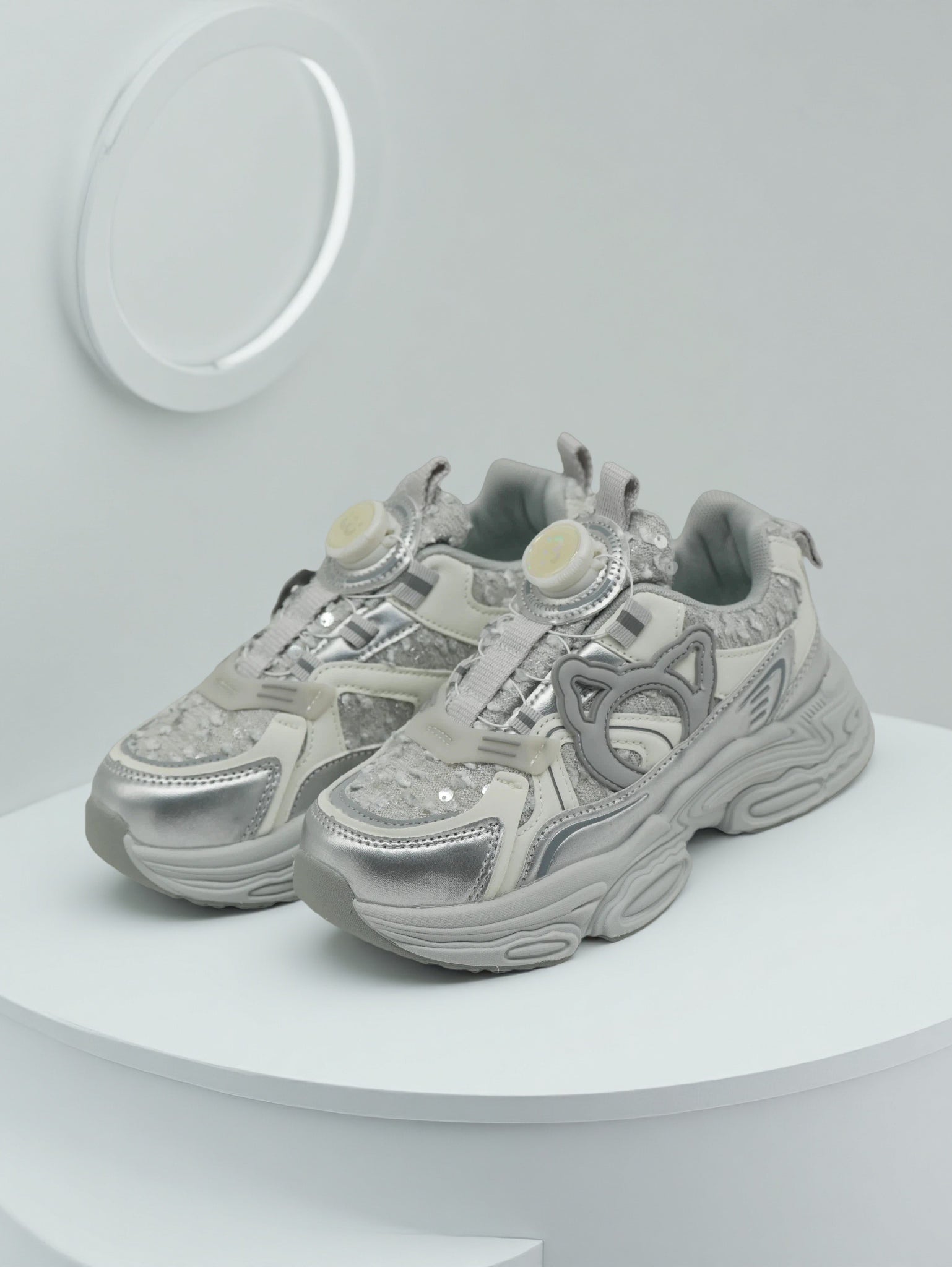 Girls Light weight running shoes with turn-lock Closure