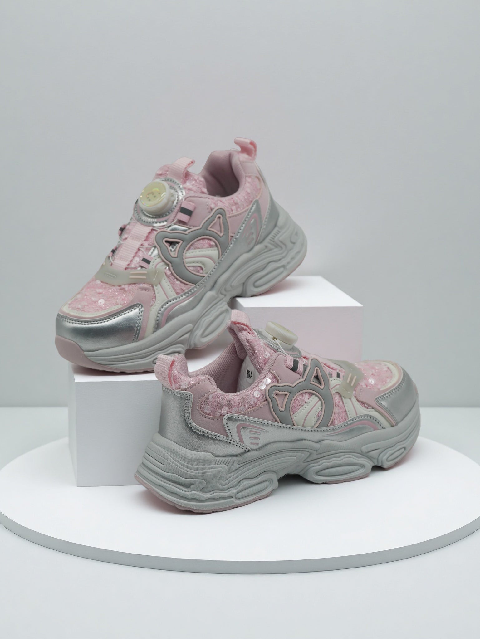 Girls Light weight running shoes with turn-lock Closure