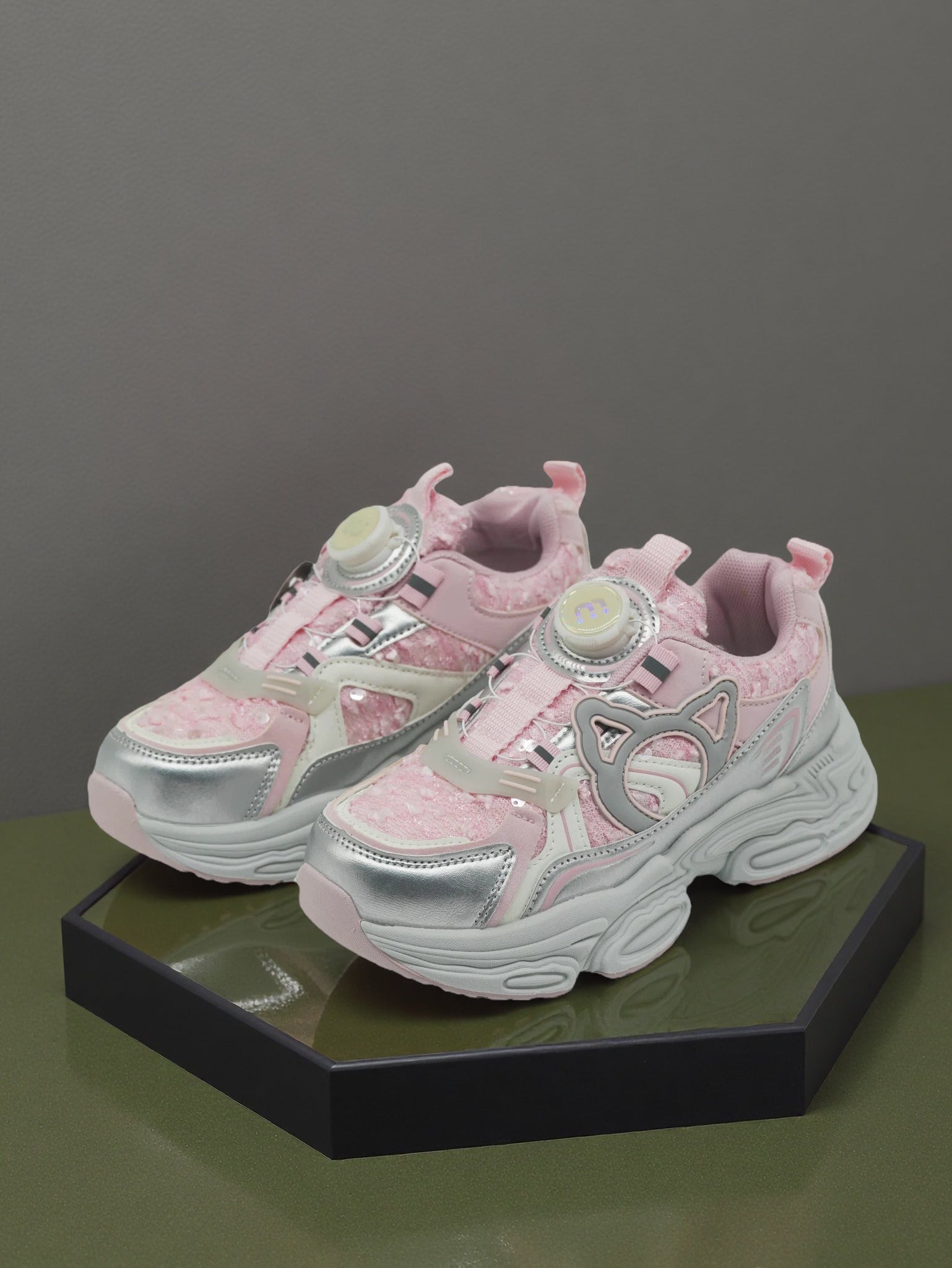 Girls Light weight running shoes with turn-lock Closure