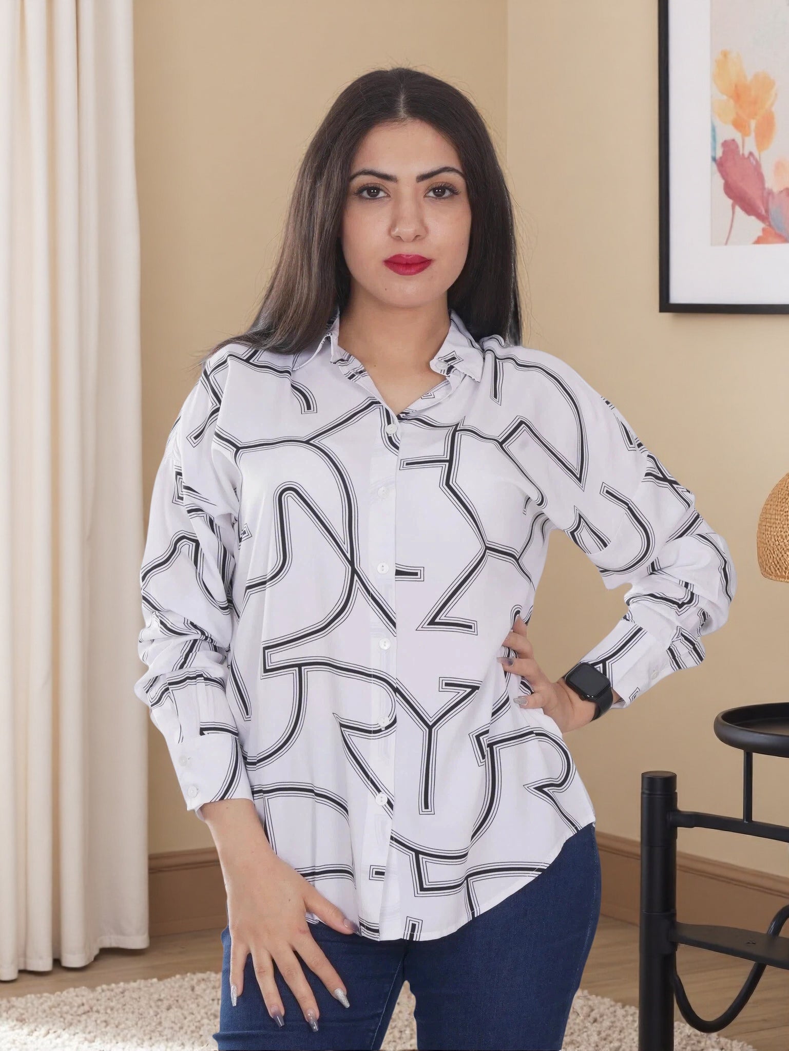 بلوزة نسائية بيضاء بأكمام قصيرة وياقة وأزرار