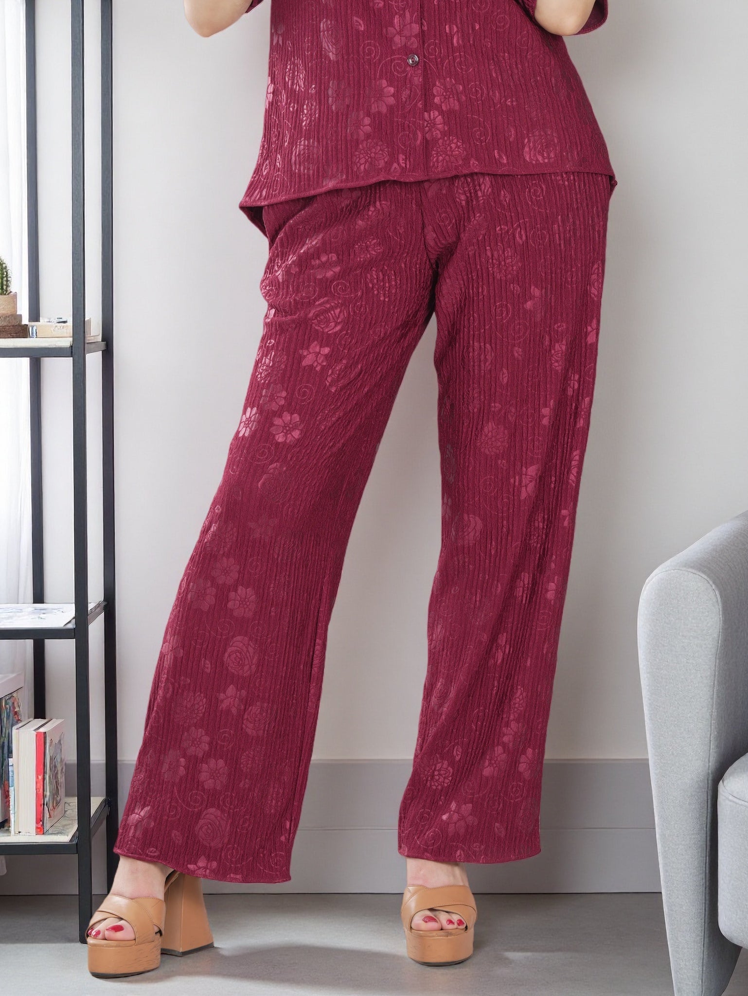 طقم نسائي رمادي مطبوع من قميص وبنطال