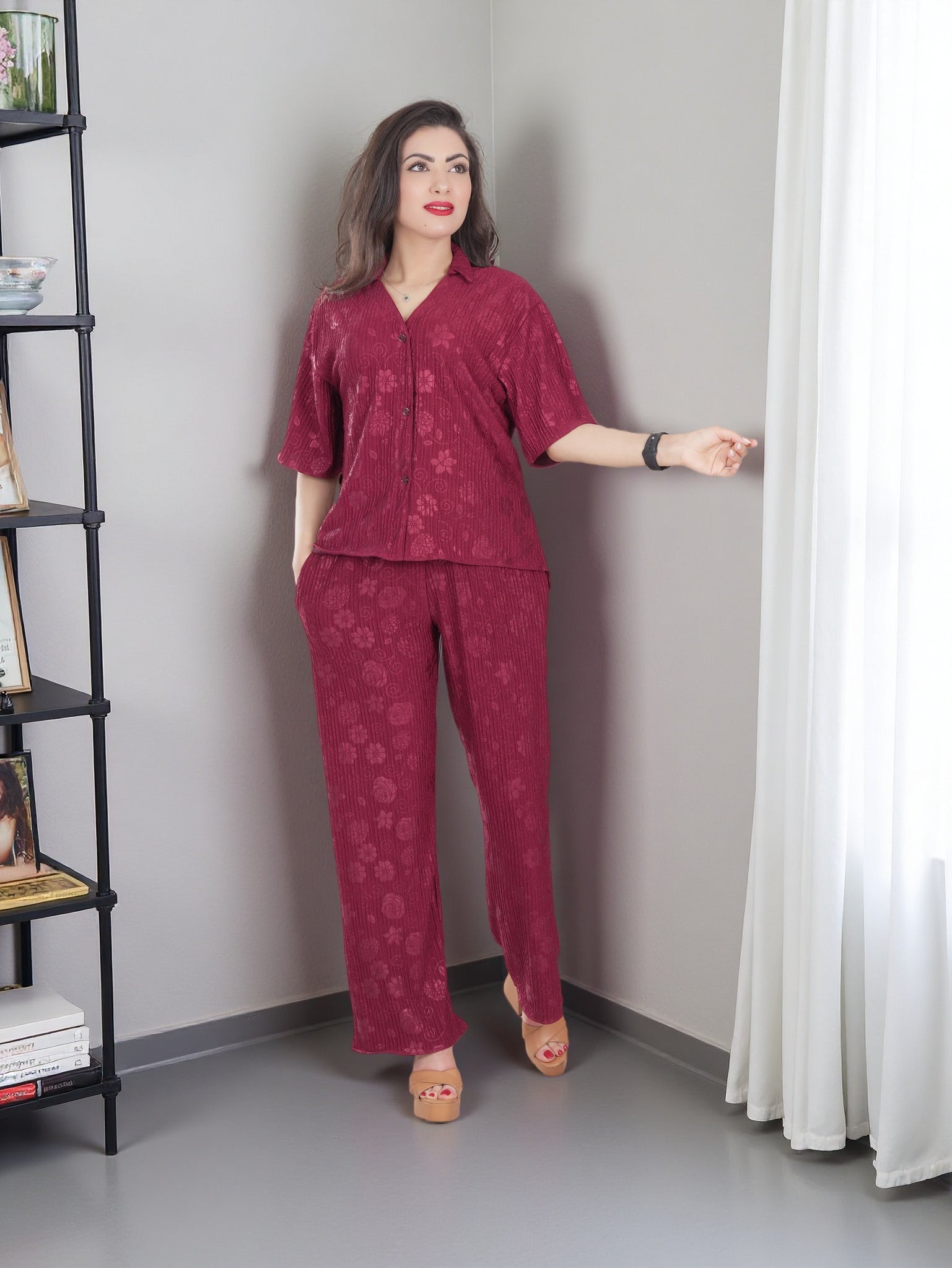 طقم نسائي رمادي مطبوع من قميص وبنطال