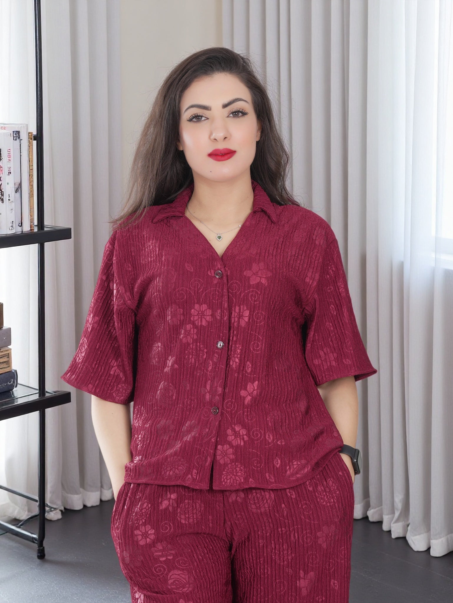 طقم نسائي رمادي مطبوع من قميص وبنطال