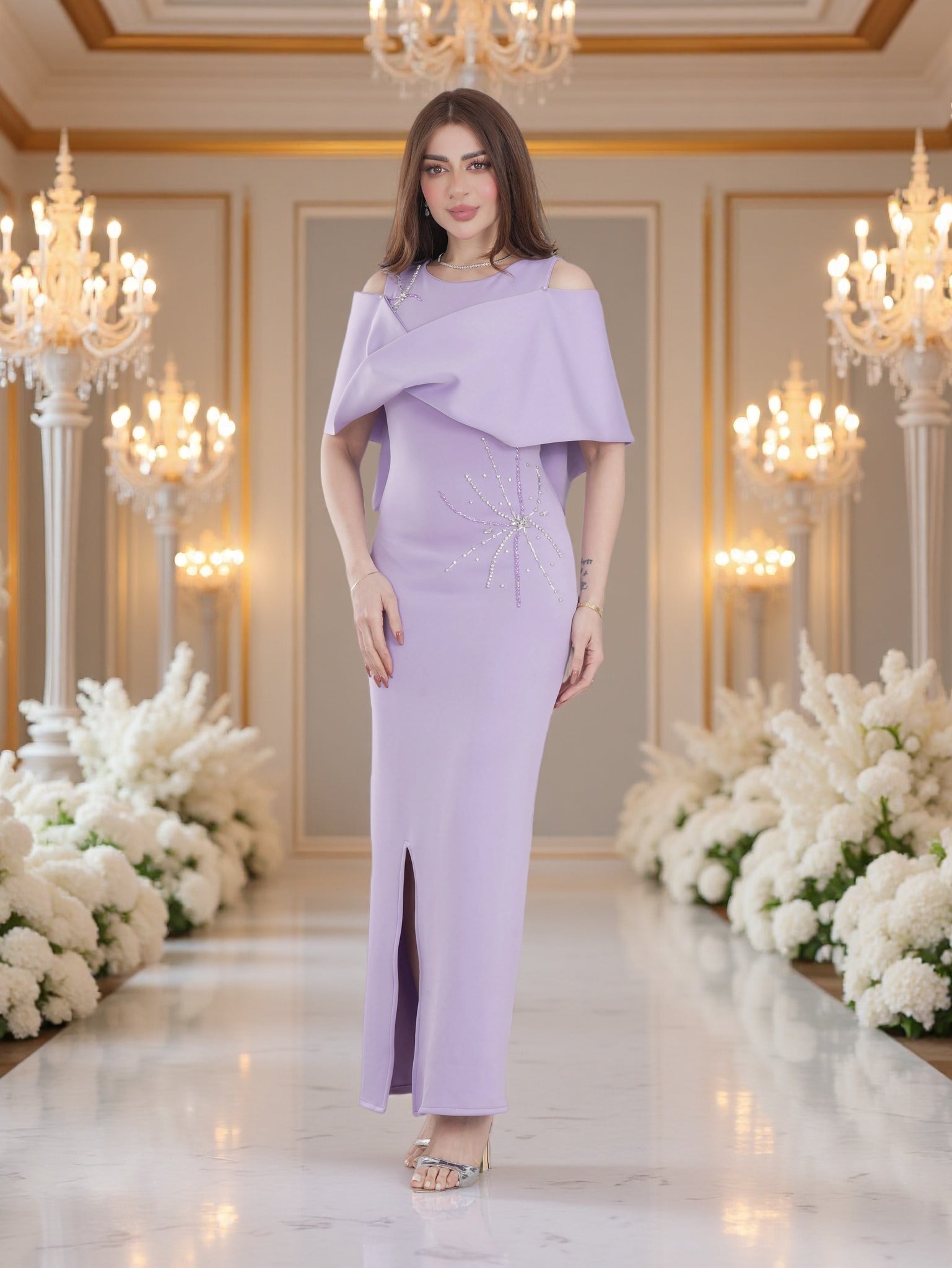 فستان سهرة فاخر باللون الكحلي مطرّز مع أكمام كاب انسيابية