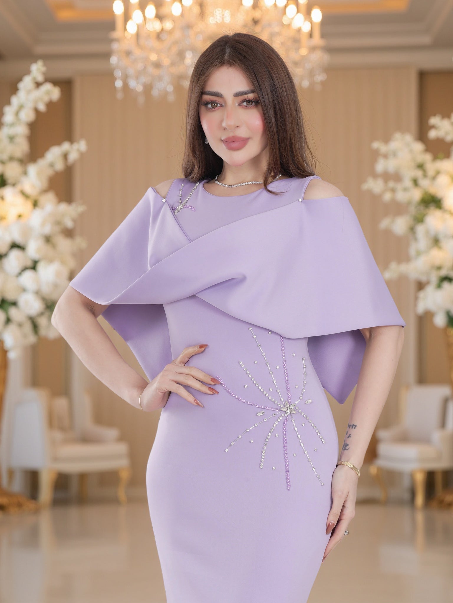 فستان سهرة فاخر باللون الكحلي مطرّز مع أكمام كاب انسيابية