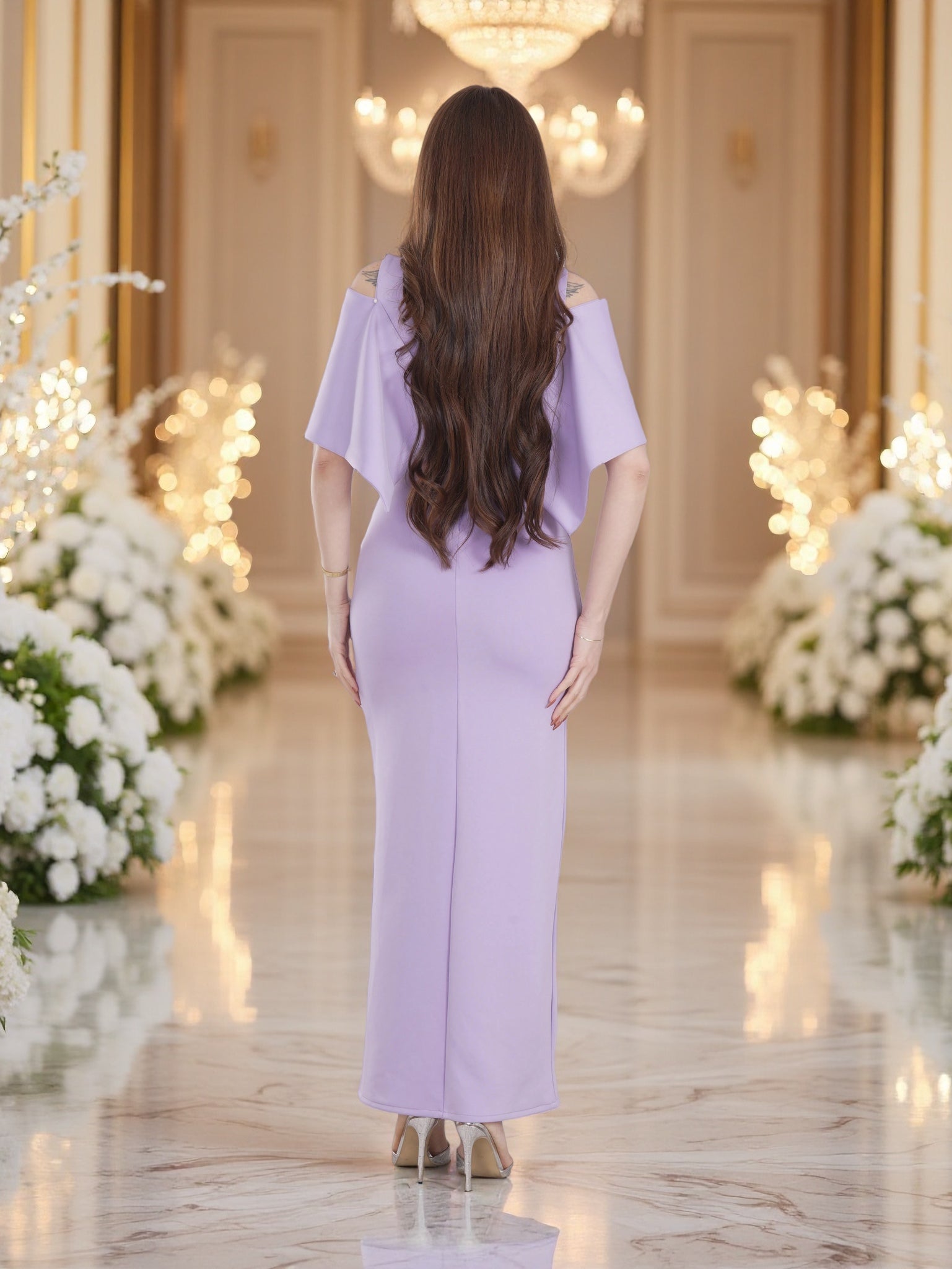 فستان سهرة فاخر باللون الكحلي مطرّز مع أكمام كاب انسيابية