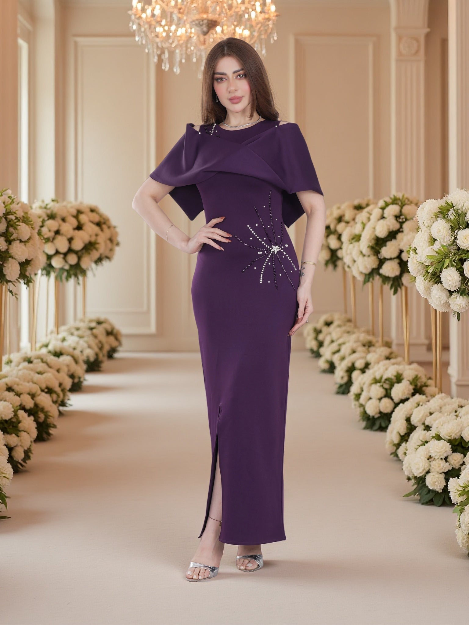 فستان سهرة فاخر باللون الكحلي مطرّز مع أكمام كاب انسيابية