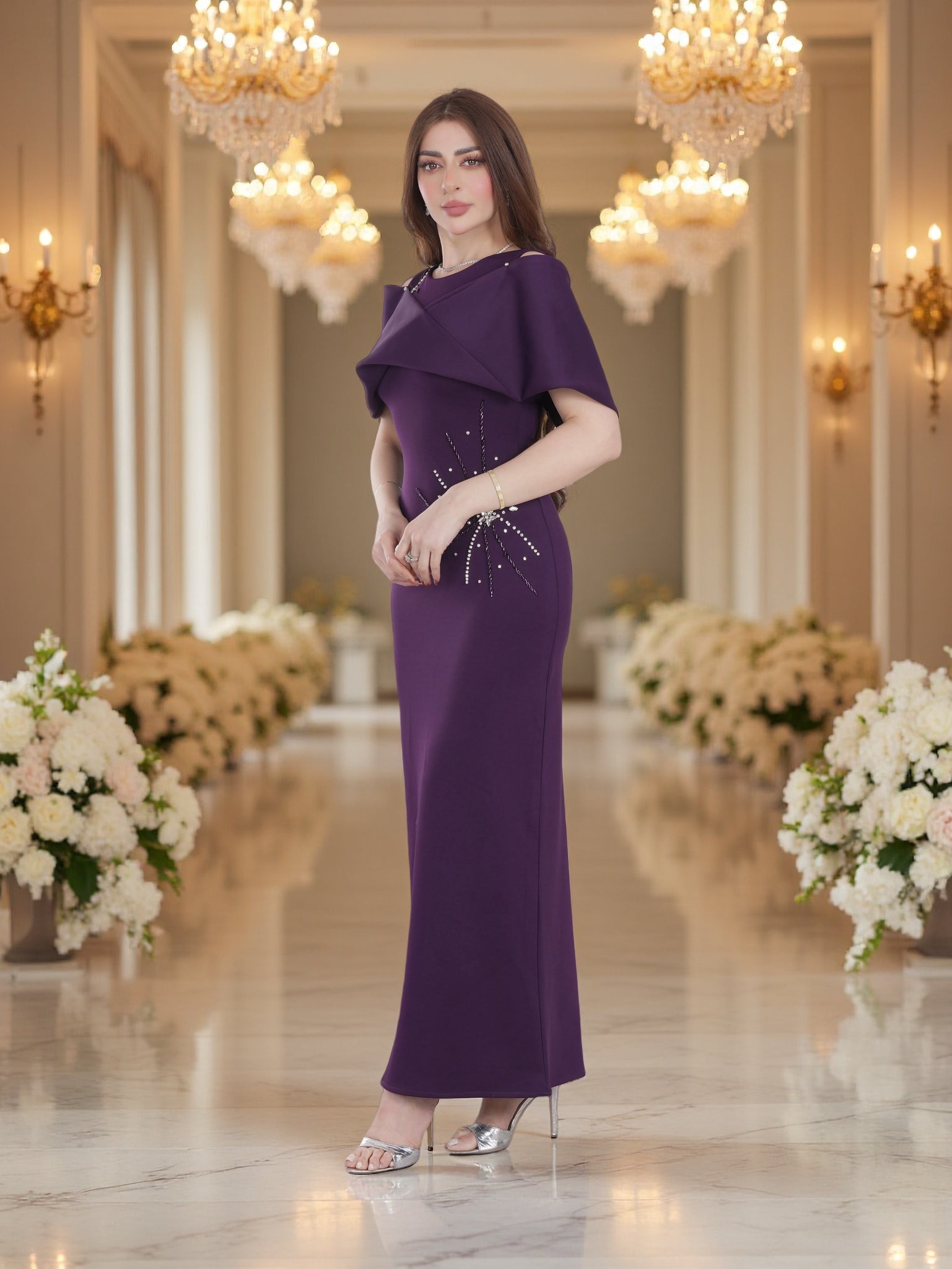 فستان سهرة فاخر باللون الكحلي مطرّز مع أكمام كاب انسيابية