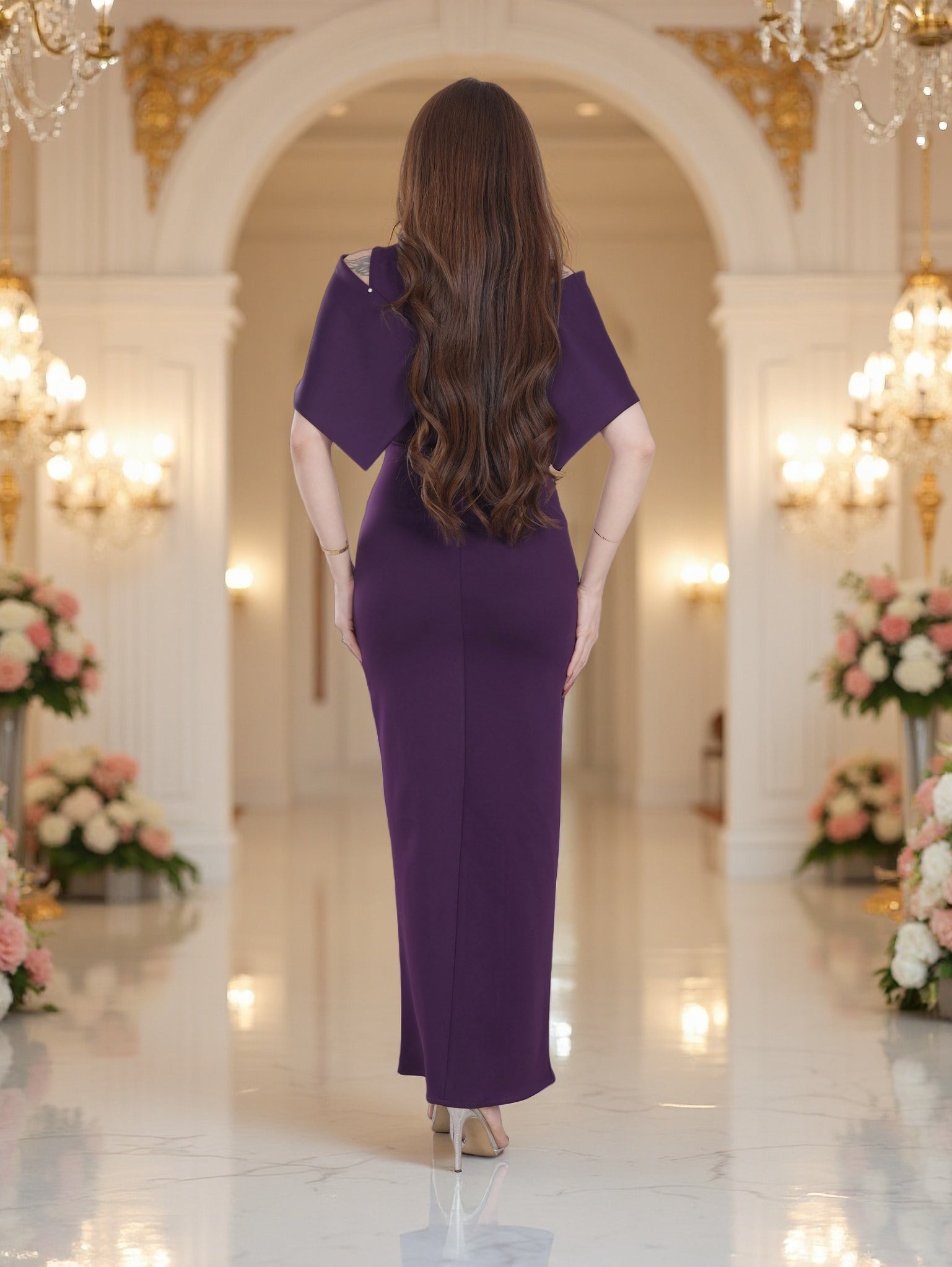 فستان سهرة فاخر باللون الكحلي مطرّز مع أكمام كاب انسيابية