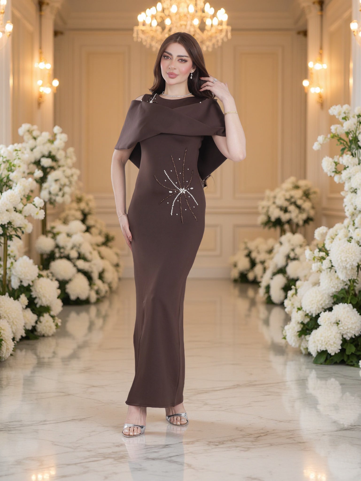 فستان سهرة فاخر باللون الكحلي مطرّز مع أكمام كاب انسيابية