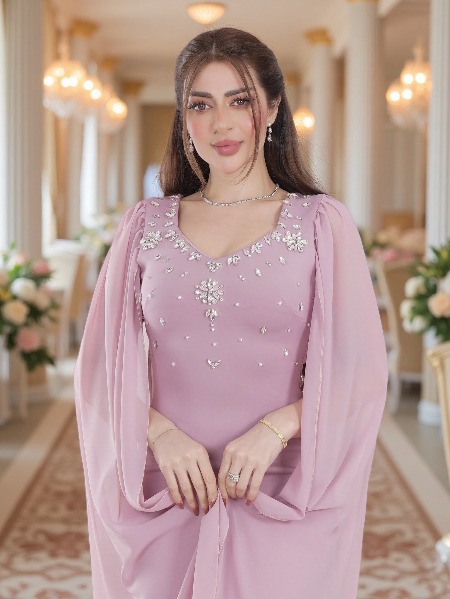 فستان سهرة أحمر فاخر بأكمام كاب انسيابية