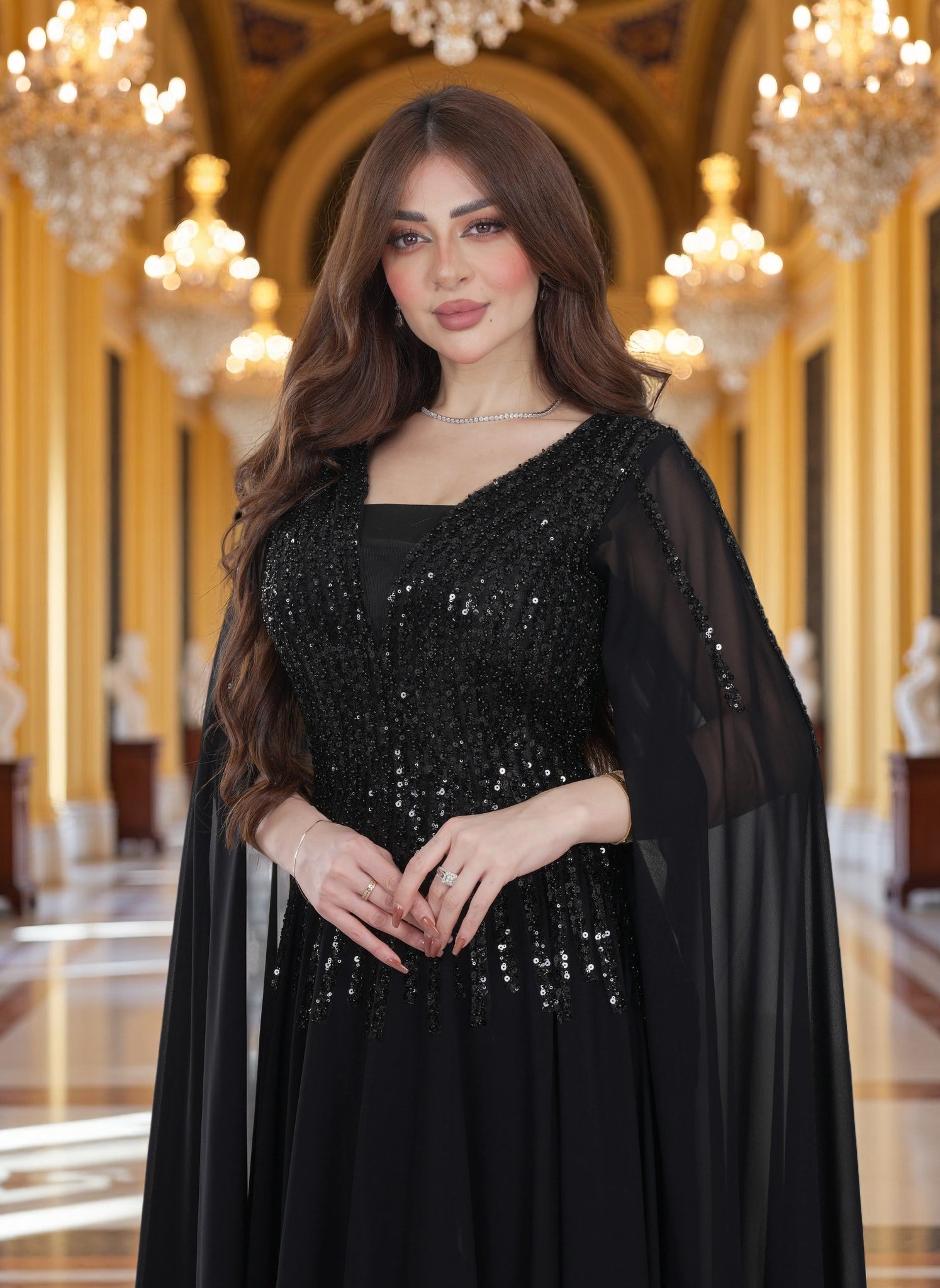 فستان سهرة فاخر مزين بالترتر مع أكمام كاب شفافة