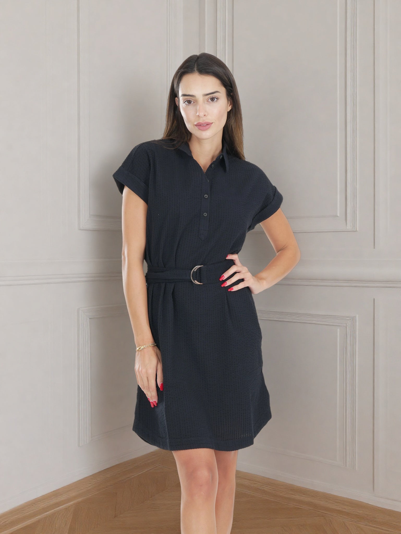 فستان قميص نسائي أسود بأكمام قصيرة وحزام