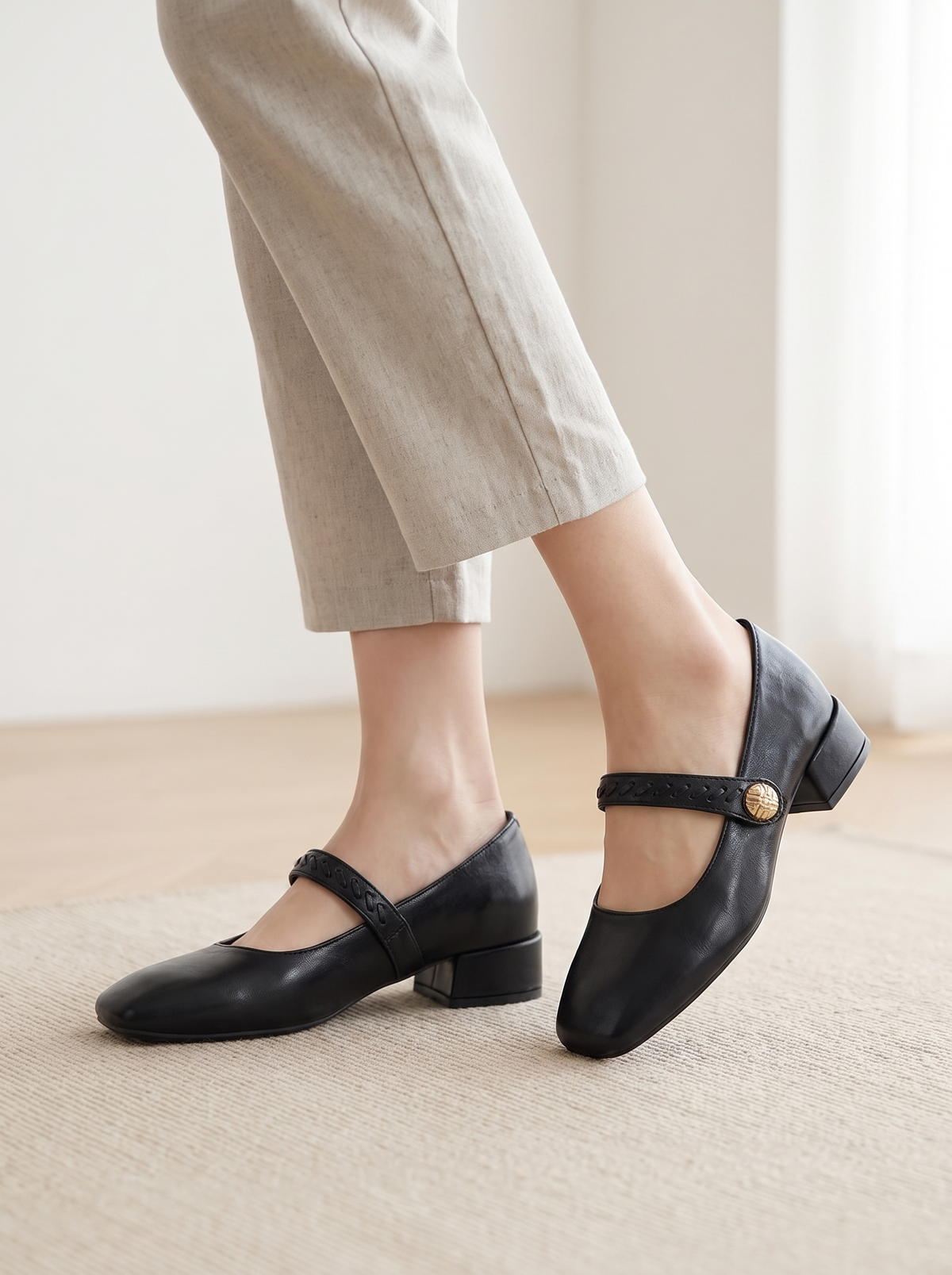 حذاء حريمي كلاسيكي بكعب عريض منخفض وسير مجدول بزر ذهبي (Mary Jane Pumps)