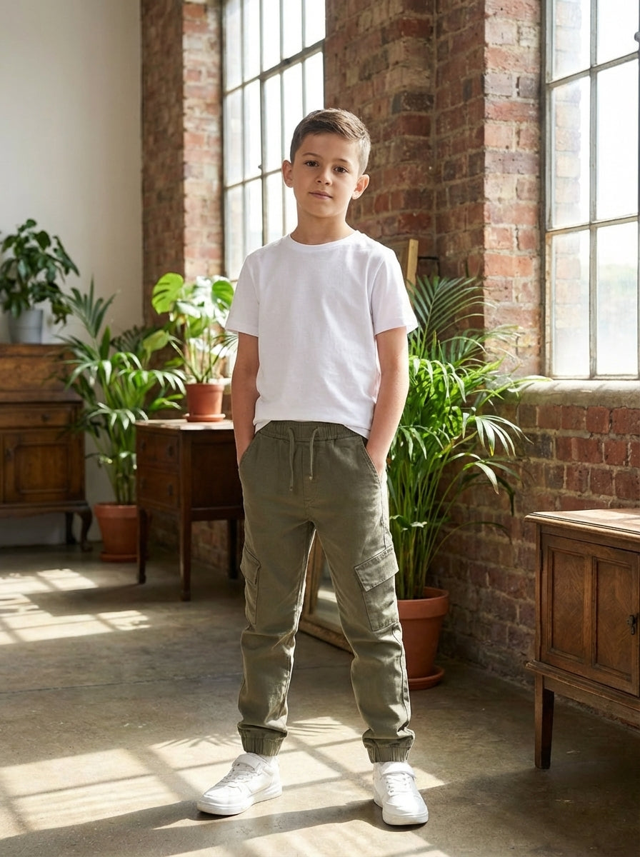 بنطال رياضي أنيق للأولاد بقصّة Slim Fit مع أربطة قابلة للتعديل وكاحل مرن