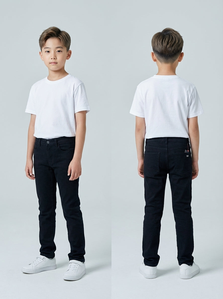 بنطال جينز أسود للأولاد مع شعار معدني صغير منقوش على الظهر