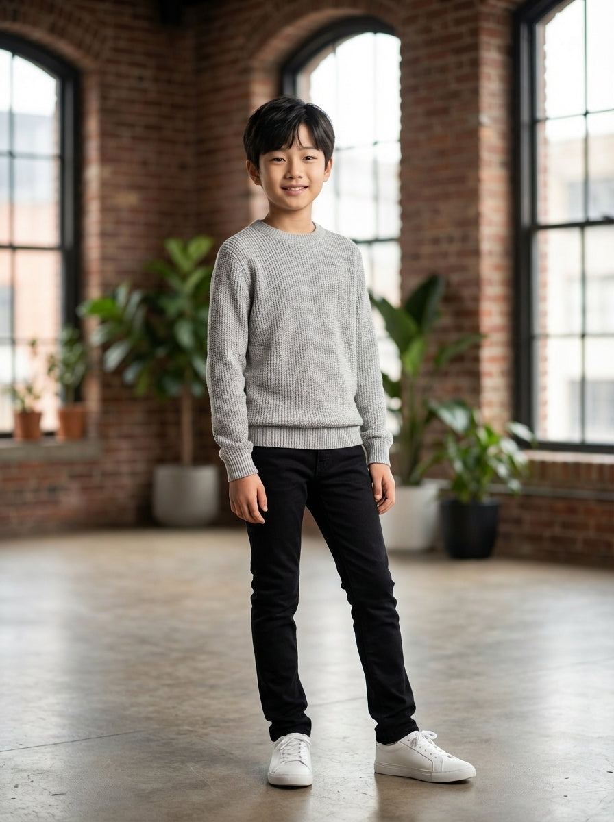 بنطال جينز أسود للأولاد مع شعار معدني صغير منقوش على الظهر