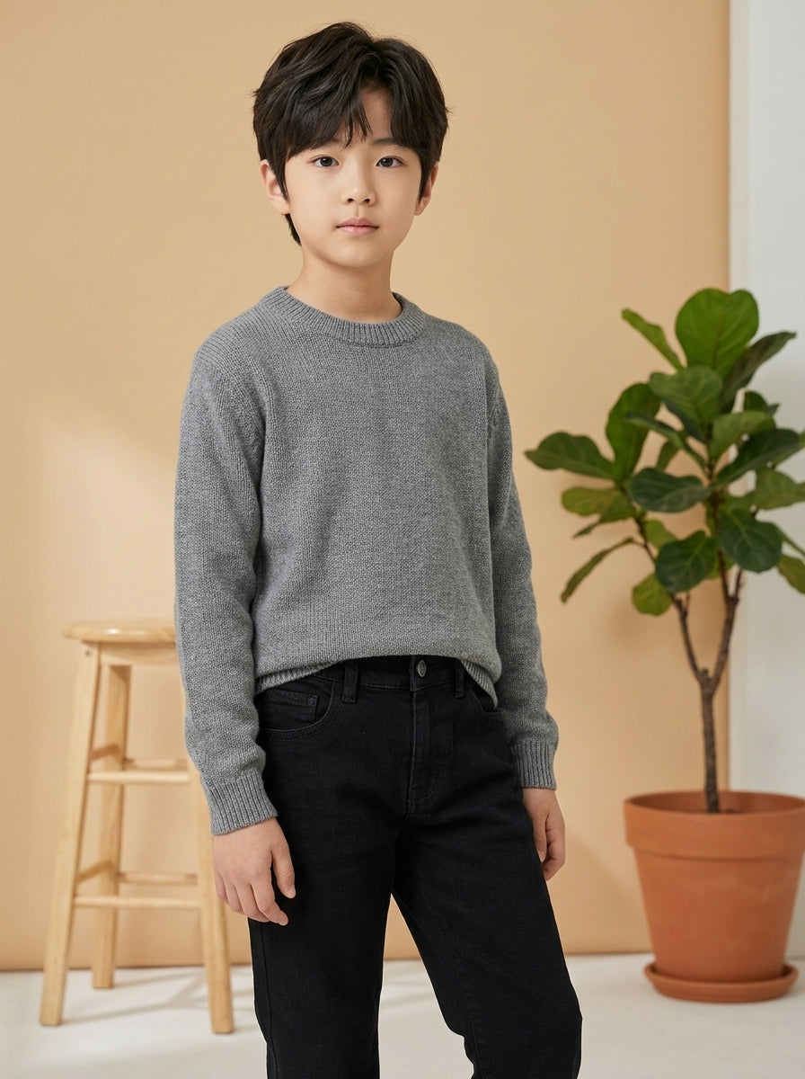 بنطال جينز أسود للأولاد مع شعار معدني صغير منقوش على الظهر