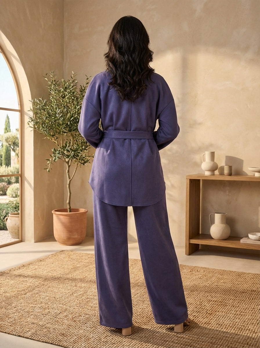 طقم جلد سويدي عصري محتشم للنساء - عباية بياقة عالية وحزام