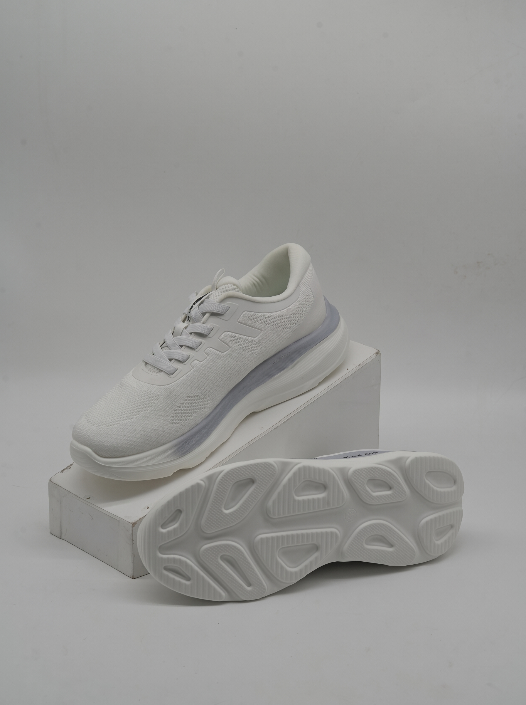 Great Walk Men’s Lightweight Athletic Running Shoes – Breathable Mesh Lace-Up Casual Walking Sneakers in White & Grey
