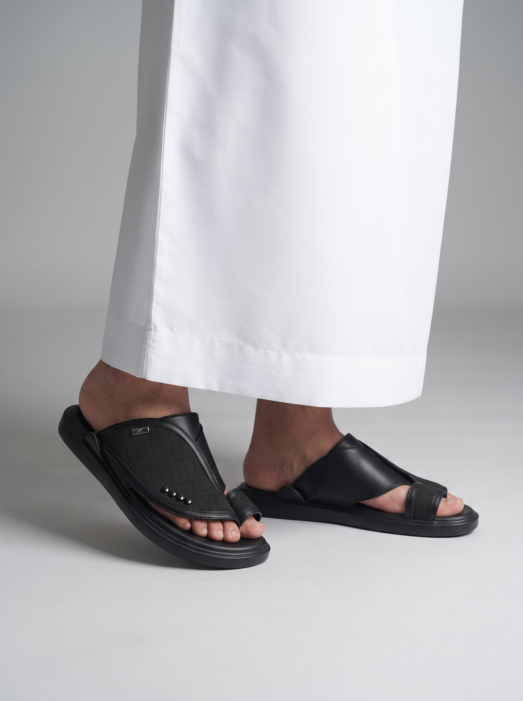 X2 Men’s Traditional Saudi Sandals – Premium Black Open-Toe Slip-On Slippers with Patterned Strap & Toe-Loop