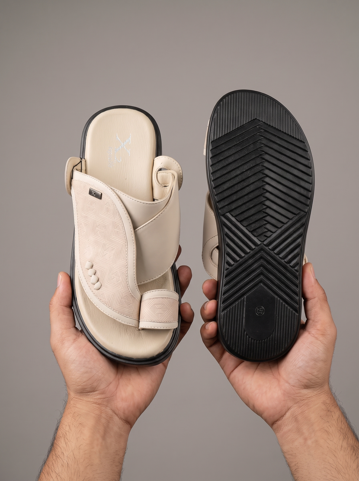 Men’s Traditional Saudi Sandals – Premium Black Open-Toe Slip-On Slippers with Patterned Strap & Toe-Loop