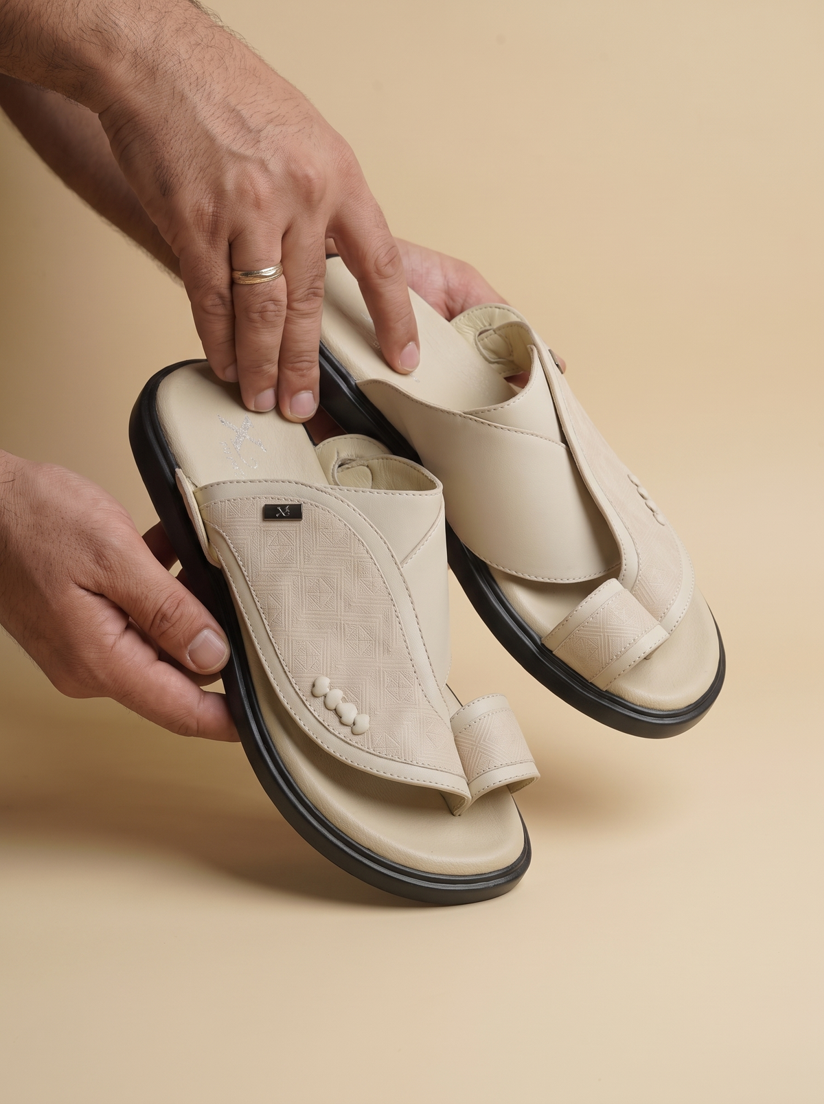 Men’s Traditional Saudi Sandals – Premium Black Open-Toe Slip-On Slippers with Patterned Strap & Toe-Loop