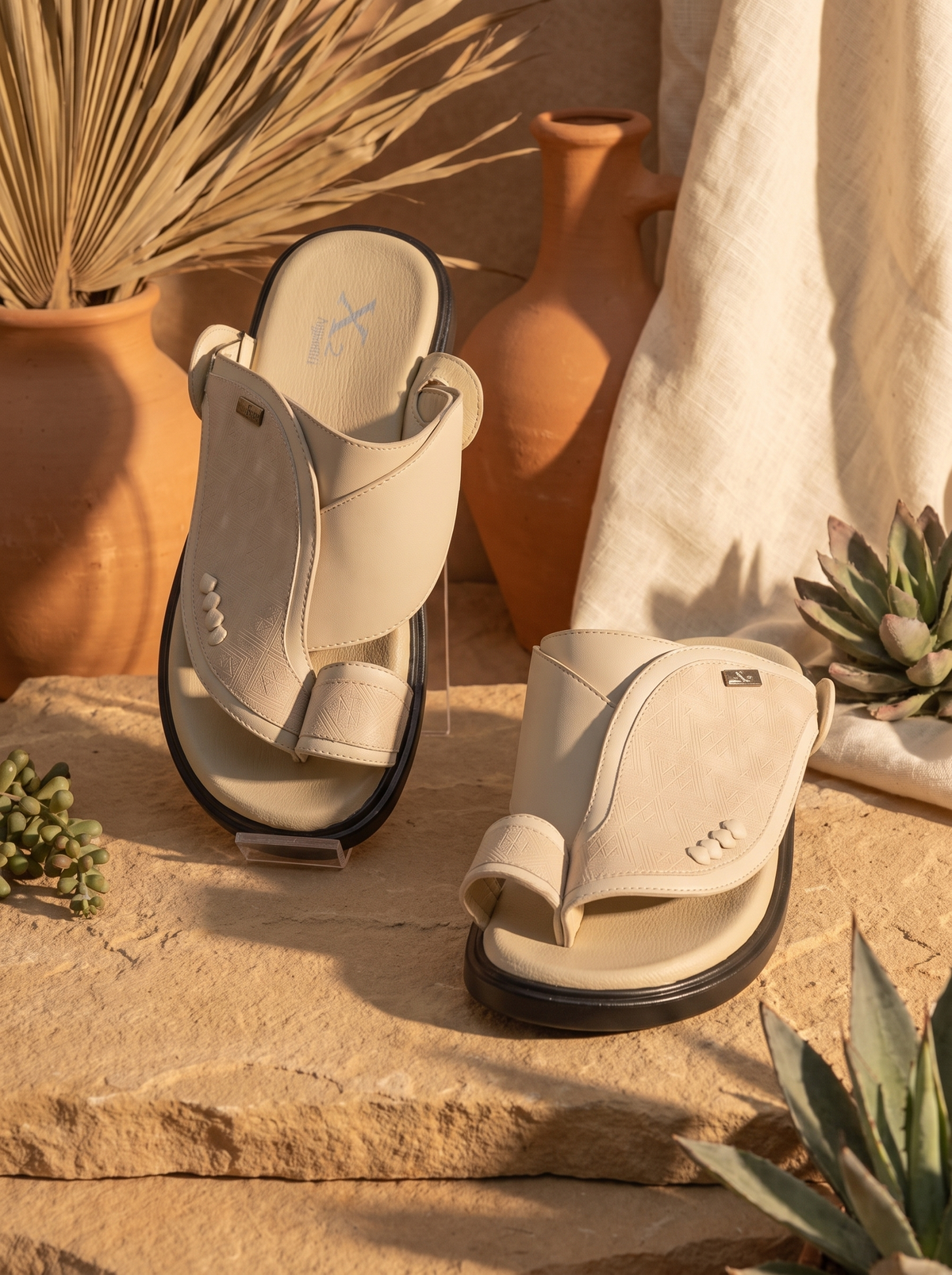 Men’s Traditional Saudi Sandals – Premium Black Open-Toe Slip-On Slippers with Patterned Strap & Toe-Loop
