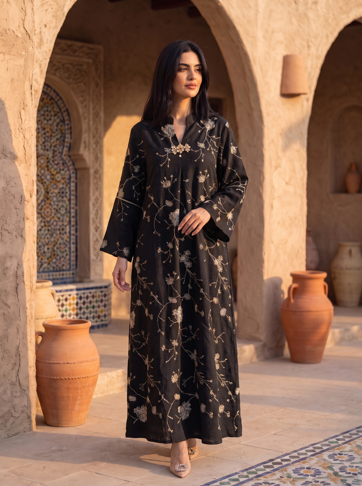 Women’s Black Gold-Embroidered Maxi Kaftan Dress with Brooch Accent – Elegant Long-Sleeve Festive Abaya