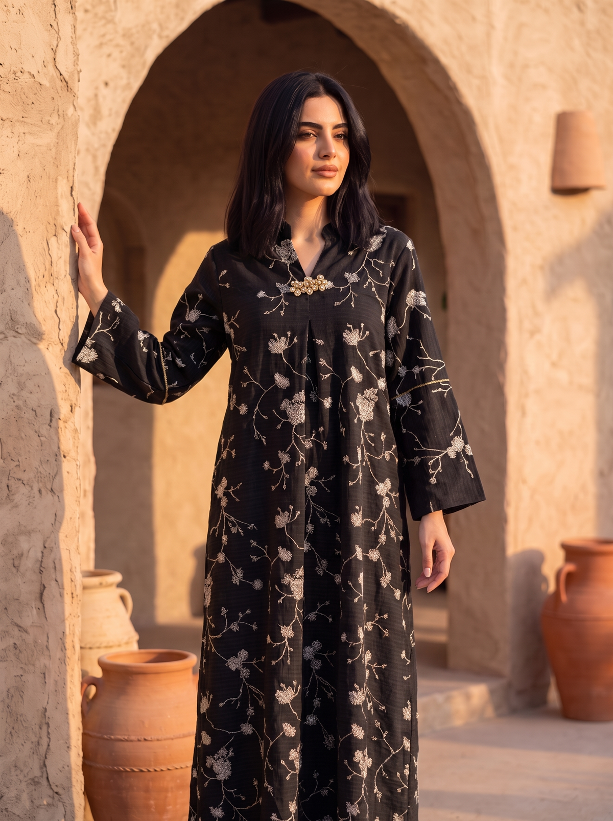 Women’s Black Gold-Embroidered Maxi Kaftan Dress with Brooch Accent – Elegant Long-Sleeve Festive Abaya