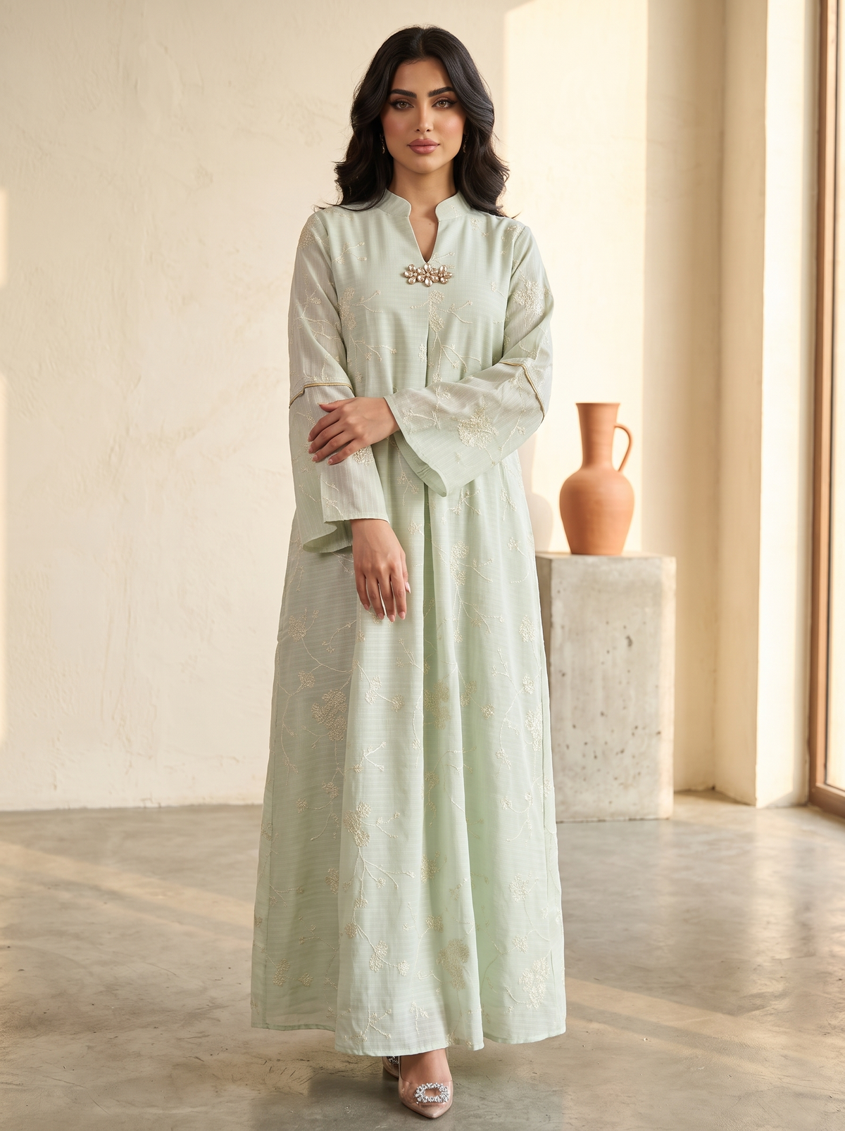 Women’s Green Gold-Embroidered Maxi Kaftan Dress with Brooch Accent – Elegant Long-Sleeve Festive Abaya