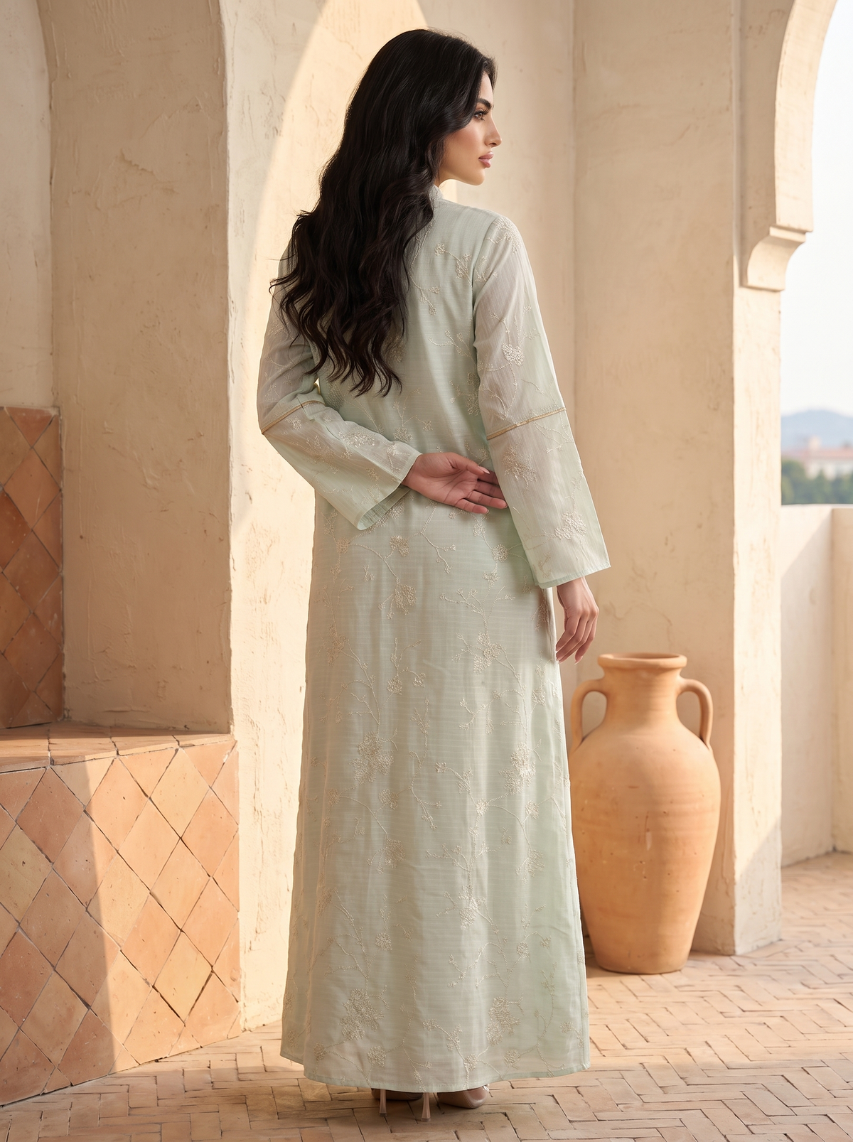 Women’s Green Gold-Embroidered Maxi Kaftan Dress with Brooch Accent – Elegant Long-Sleeve Festive Abaya