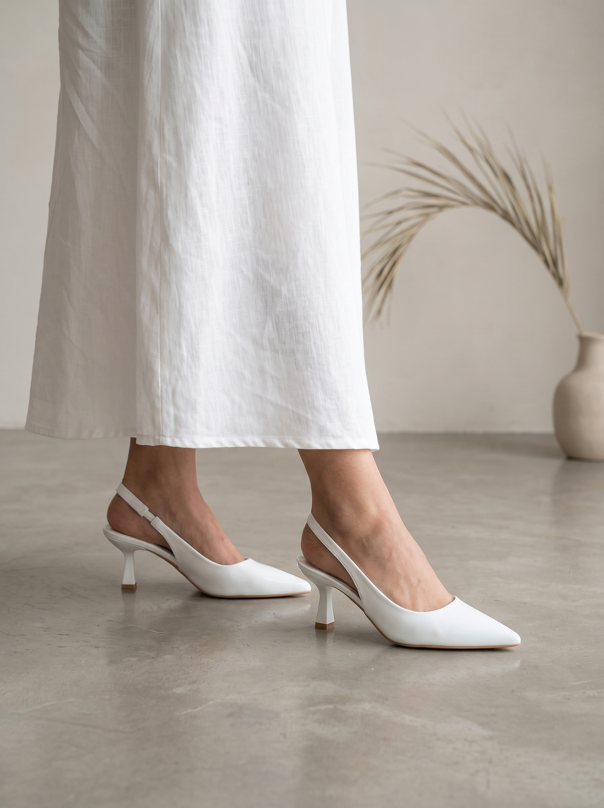Women’s Minimalist Pointed-Toe Slingback Kitten Heels – Elegant Patent Dress Pumps