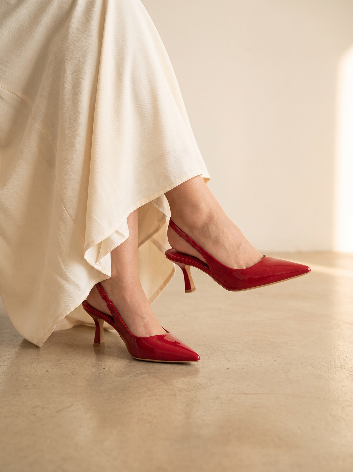 Women’s Minimalist Pointed-Toe Slingback Kitten Heels – Elegant Patent Dress Pumps